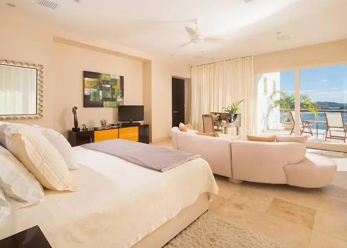 Сasa de vacaciones Exquisite Hilltop With Luxurious Modern Design, Sweeping Ocean Views & Sparkling Infinity Pool *
