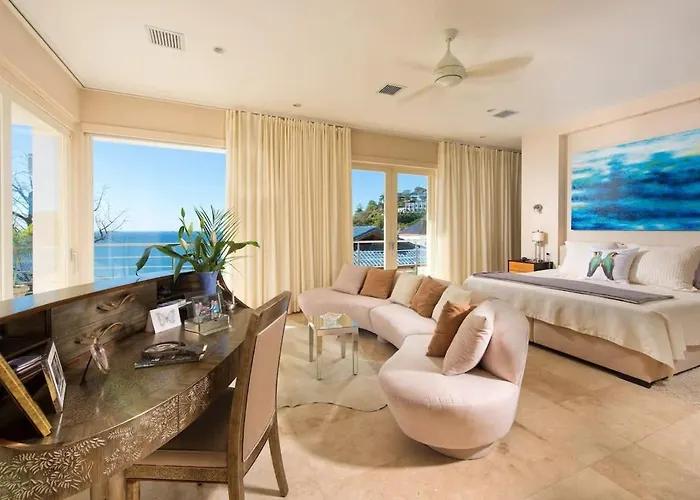Exquisite Hilltop With Luxurious Modern Design, Sweeping Ocean Views & Sparkling Infinity Pool Сasa de vacaciones