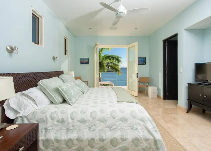 Сasa de vacaciones Exquisite Hilltop With Luxurious Modern Design, Sweeping Ocean Views & Sparkling Infinity Pool *