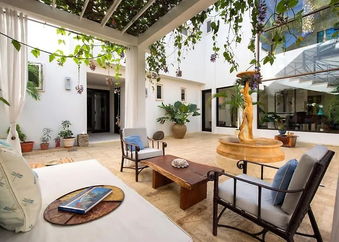 Exquisite Hilltop With Luxurious Modern Design, Sweeping Ocean Views & Sparkling Infinity Pool Сasa de vacaciones