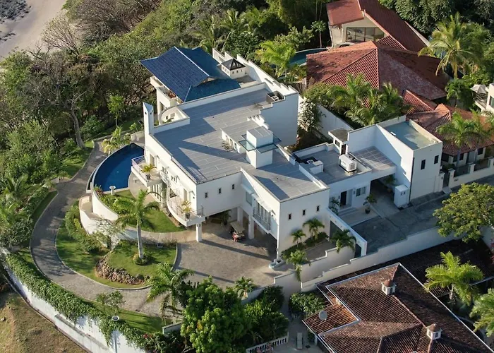 Exquisite Hilltop With Luxurious Modern Design, Sweeping Ocean Views & Sparkling Infinity Pool Сasa de vacaciones
