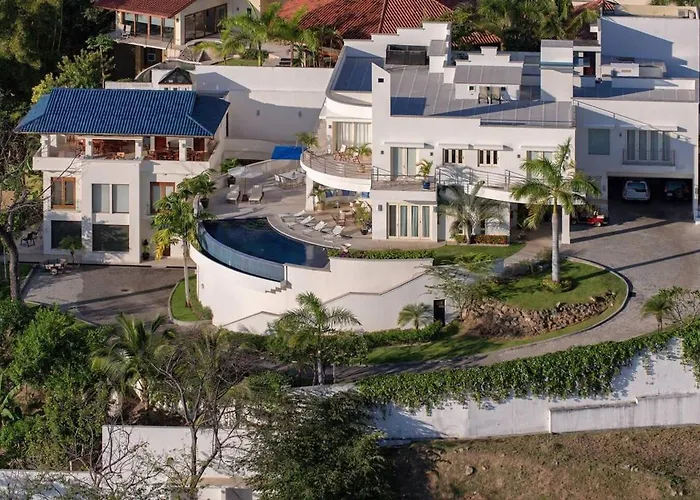 Сasa de vacaciones Exquisite Hilltop With Luxurious Modern Design, Sweeping Ocean Views & Sparkling Infinity Pool